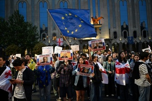 Zehntausende Menschen protestieren in Georgien gegen 
