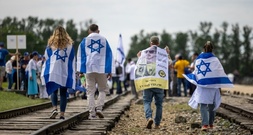Auschwitz: Hamas-Opfer und Holocaust-Überlebende gehen 