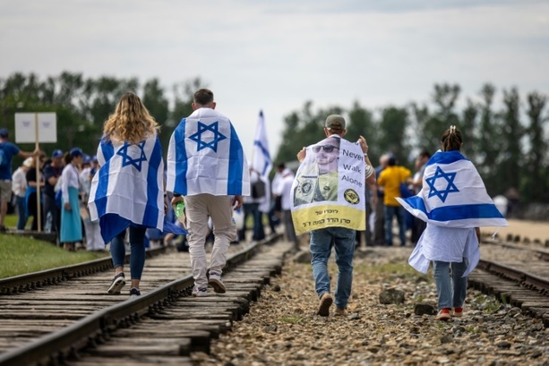Bild vergrößern: Auschwitz: Hamas-Opfer und Holocaust-Überlebende gehen Marsch der Lebenden