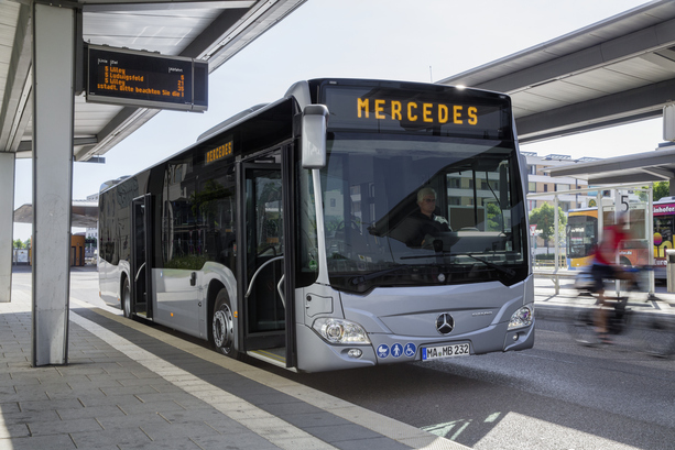 Bild vergrößern: Öffentliche Verkehrsmittel im Jahr 2020 - Nutzung von Bus und Bahn halbiert