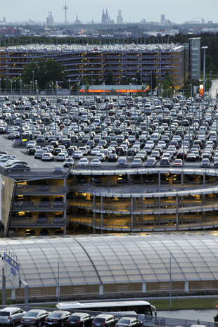 Bild vergr&ouml;&szlig;ern: Parkkosten am Flughafen  - Günstig bis teuer 