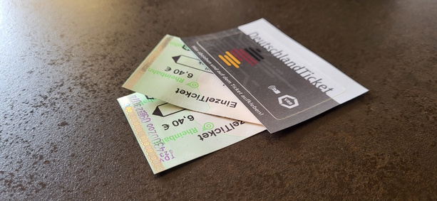 Bild vergr&ouml;&szlig;ern: 100 Tage Deutschlandticket - Verbraucherschützer wollen Nachbesserung