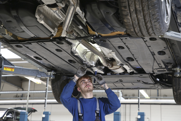 Bild vergr&ouml;&szlig;ern: Autoreparatur   - Die meisten Halter fahren schnell zu Werkstatt  