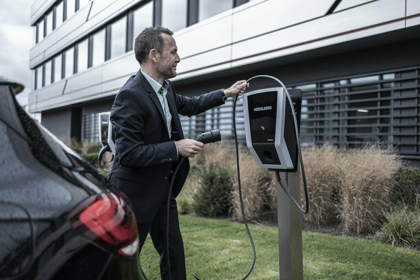 Bild vergr&ouml;&szlig;ern: Umfrage unter E-Auto-Nutzern - Erfahrung vertreibt die Sorge