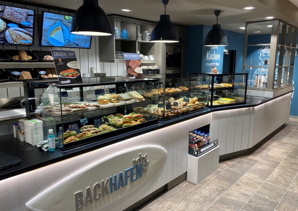 Bild vergr&ouml;&szlig;ern: Umfrage: Wenn beim Fahren der Hunger kommt            - Belegte Brote und Kaffee