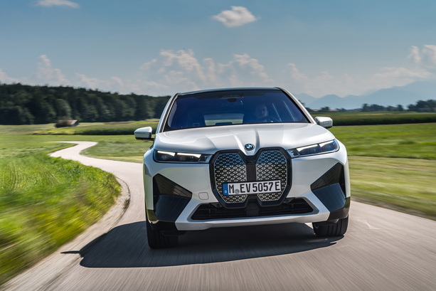 Bild vergr&ouml;&szlig;ern: Schwere Neuwagen   - E-Autos und SUV mit Übergewicht  