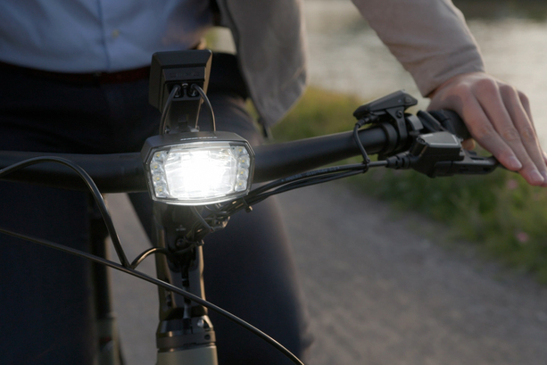 Bild vergr&ouml;&szlig;ern: Pedelec-Scheinwerfer Lighthammer 300 - Dunkelheit ade