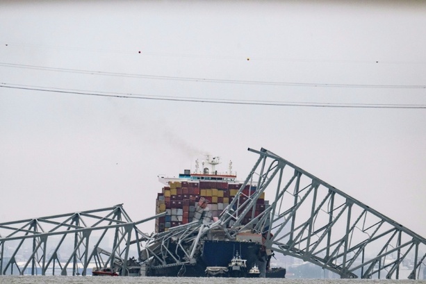 Bild vergrößern: Aufräumarbeiten beginnen nach Brücken-Einsturz in Baltimore