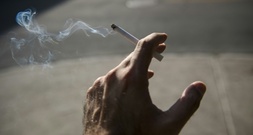 Britisches Parlament diskutiert jährliche Anhebung des Mindestalters fürs Rauchen