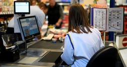 Bargeldauszahlung an der Supermarktkasse immer beliebter - Summe 2023 gestiegen