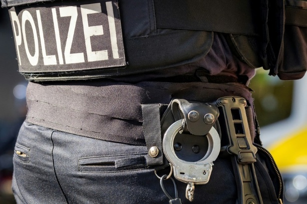 Bild vergrößern: Drei Männer bei Drogenrazzia in Berlin festgenommen - Waffen beschlagnahmt