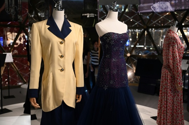 Bild vergrößern: Outfits von Prinzessin Diana vor geplanter Versteigerung in Hongkong ausgestellt