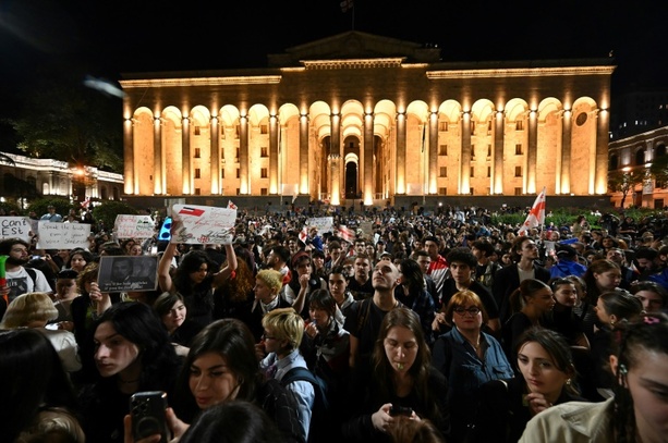 Bild vergrößern: Hunderte junge Menschen bei pro-europäischer Demonstration in Georgien