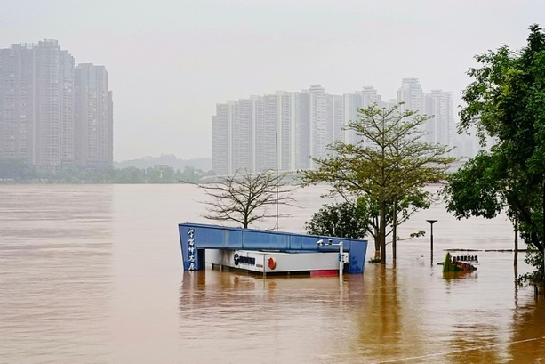 Bild vergrößern: Überschwemmungen in Südchina: Behörden rufen höchste Warnstufe aus
