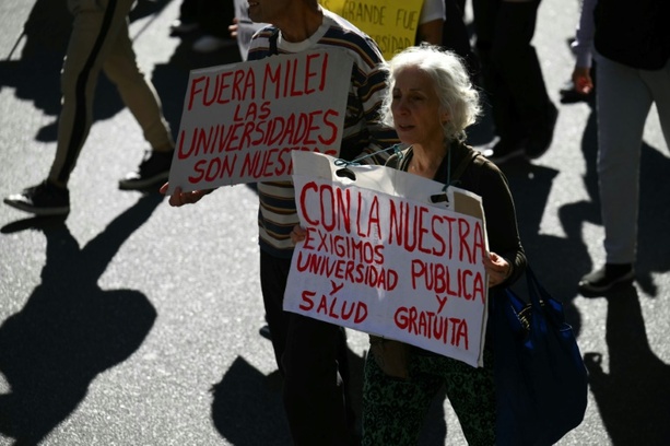 Bild vergrößern: Massendemonstrationen in Argentinien gegen Sparkurs von Präsident Milei