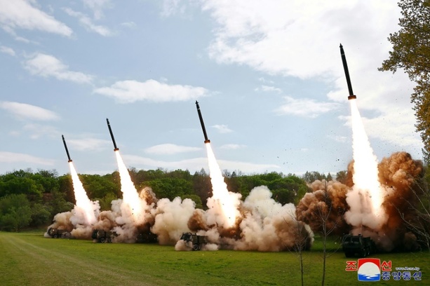 Bild vergrößern: Staatsmedien: Nordkorea testet Mehrfachraketenwerfer