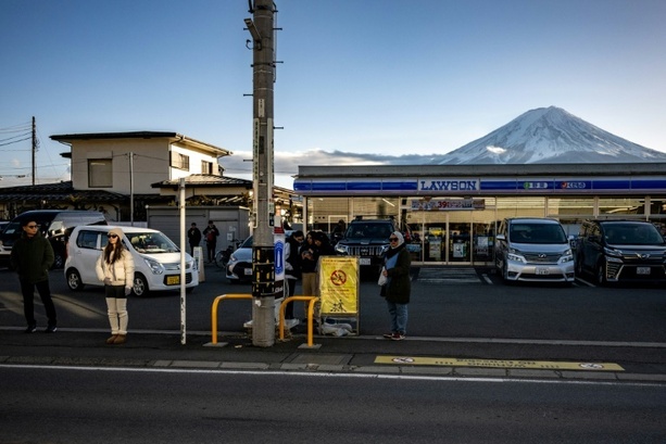Bild vergrößern: Zu viele Touristen: Aussichtspunkt zum Berg Fuji wird mit schwarzer Wand abgeschirmt