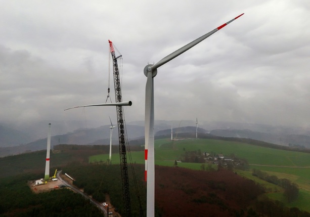 Bild vergrößern: Stromproduktion mit Erneuerbaren gestiegen - Habeck sieht Deutschland auf Kurs