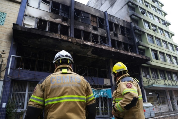 Bild vergrößern: Mindestens zehn Tote bei Brand in ehemaligem Hotel in Brasilien