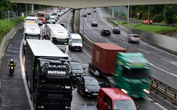 Bild vergrößern: Studie: Zehn Prozent mehr Bus und Bahn statt Auto spart 19 Milliarden Euro ein