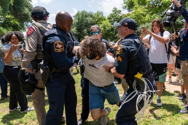 Bild vergrößern: Proteste an US-Elite-Universitäten spitzen sich zu - UNO kritisiert Polizeieinsätze