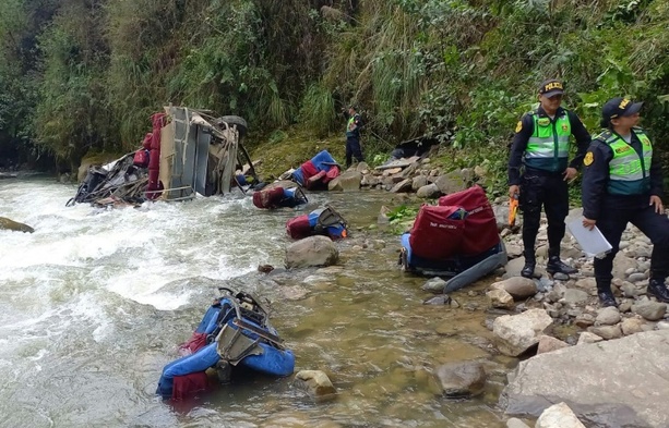 Bild vergrößern: Bus stürzt in 200 Meter tiefe Schlucht: Mindestens 25 Tote in Peru