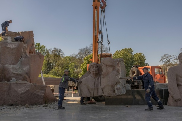 Bild vergrößern: Kiew demontiert sowjetisches Freundschafts-Denkmal