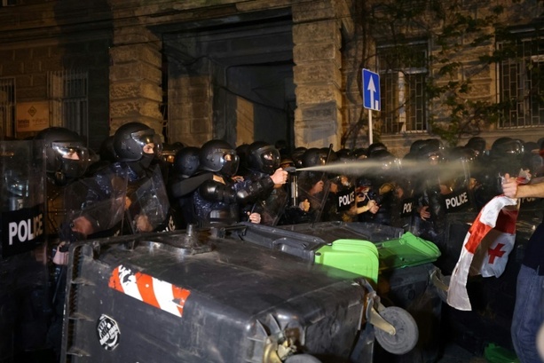 Bild vergrößern: Polizei in Georgien geht gegen pro-europäische Demonstranten vor - 63 Festnahmen