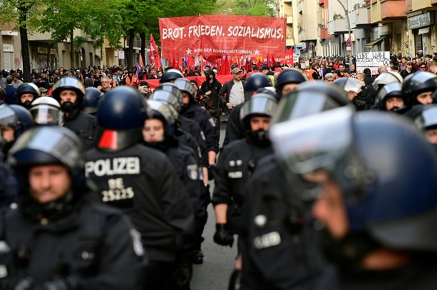Bild vergrößern: Demonstration Revolutionärer 1. Mai zieht durch Berlin - Tausende erwartet
