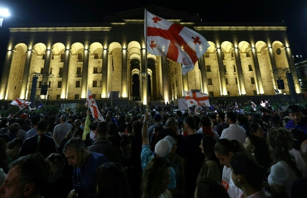 Bild vergrößern: Zehntausende Menschen protestieren in Georgien gegen Gesetz zur ausländischen Einflussnahme
