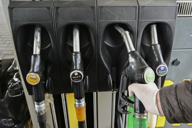 Bild vergrößern: Benzin im April deutlich teurer als im März - Diesel praktisch ohne Veränderung