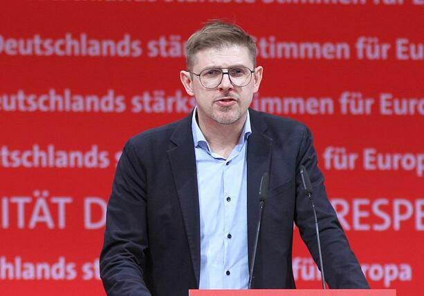 Bild vergrößern: SPD-Europakandidat in Dresden schwer verletzt - Operation nötig