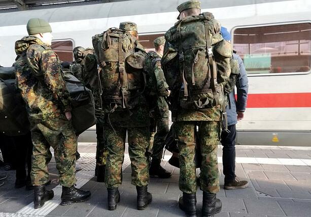 Bild vergrößern: SPD will offene Debatte über Wehrpflicht