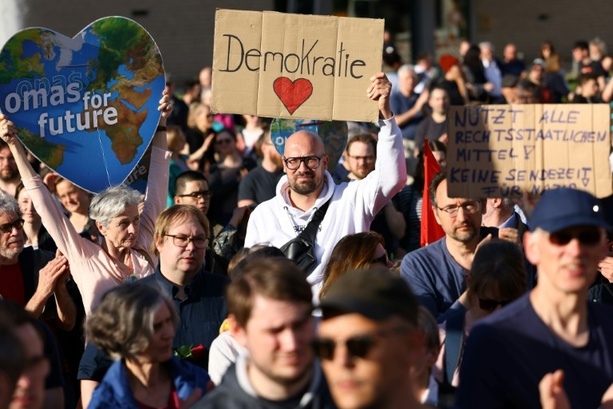 Bild vergrößern: Entsetzen und Solidarität nach Angriff auf SPD-Politiker Ecke in Dresden