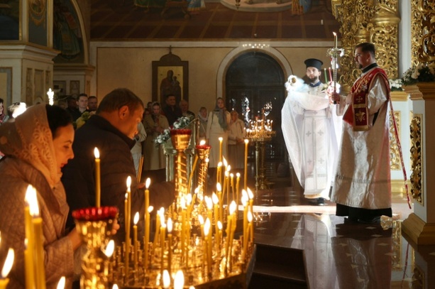 Bild vergrößern: Russland schreibt Selenskyj zur Fahndung aus - Angriffe trotz orthodoxen Osterfests