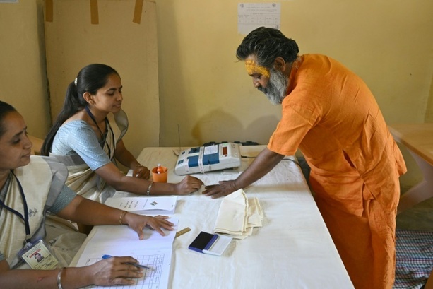 Bild vergrößern: Einsamer Mönch in Indien gibt Stimme in eigens eingerichtetem Wahllokal ab