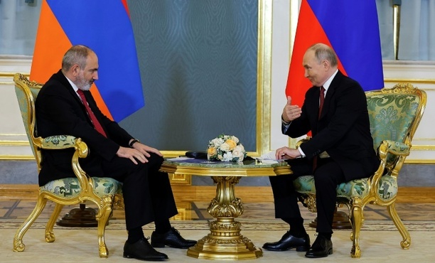 Bild vergrößern: Nach Spannungen: Russlands Präsident Putin spricht mit Armeniens Regierungschef