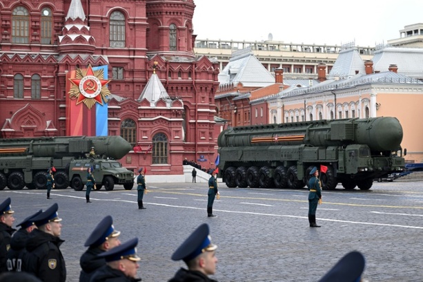 Bild vergrößern: Putin droht bei Militärparade in Moskau mit Atomstreitkräften