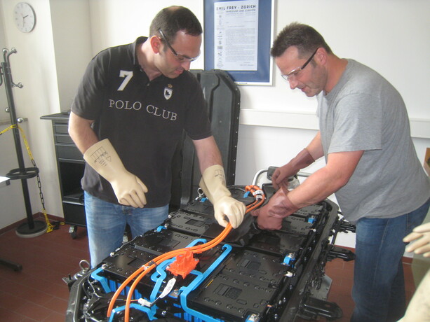 Bild vergr&ouml;&szlig;ern: Studie zu Unfallkosten von E-Autos - Teurer Batterietausch 