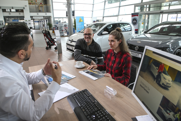 Bild vergr&ouml;&szlig;ern: Umfrage unter Neuwagenkäufern - Viele bleiben ihrem Händler treu