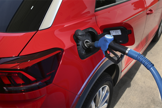 Bild vergr&ouml;&szlig;ern: Umfrage unter deutschen Autofahrern - Mehrheit will kein Verbrennerverbot bis 2035