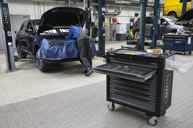 Bild vergr&ouml;&szlig;ern: Umfrage zu Reparaturkosten bei E-Autos und Verbrennern - Eindruck täuscht