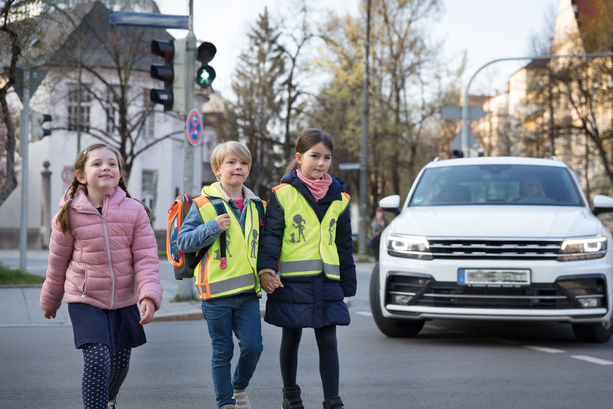 Bild vergr&ouml;&szlig;ern: Elterntaxis - Jedes vierte Schulkind fährt Auto 