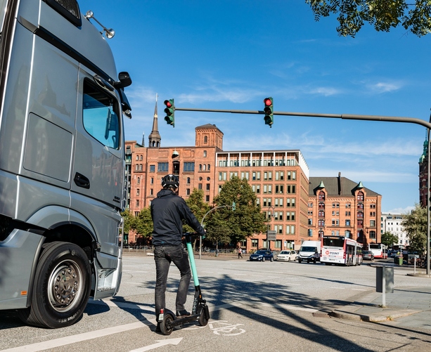 Bild vergr&ouml;&szlig;ern: Umfrage zur Verkehrssicherheit - Trucker schalten Assistenzsysteme häufig aus