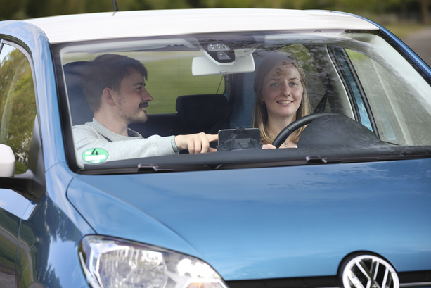 Bild vergr&ouml;&szlig;ern: TÜV-Umfrage   - Deutschlands Autofahrer geben sich eine 2  