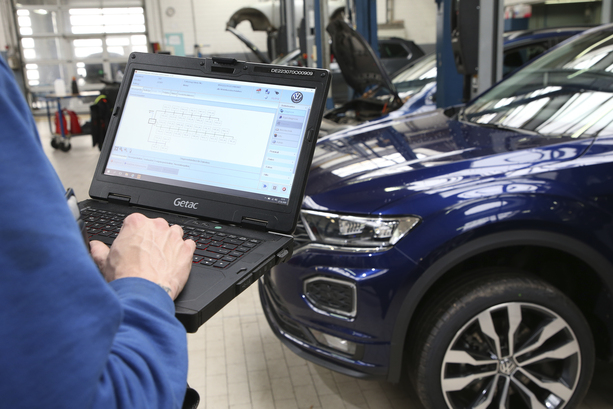 Bild vergr&ouml;&szlig;ern: Automobil-Berufe  - Ausbildung in Kfz-Werkstatt und Autohaus gefragt