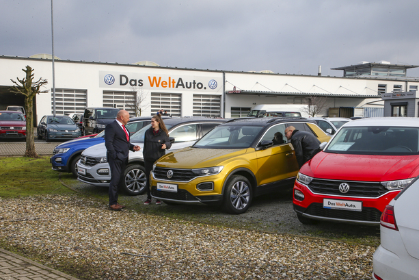 Bild vergr&ouml;&szlig;ern: Planänderung beim Autokauf   - Häufig wird es teurer  