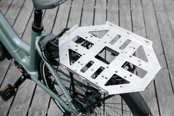 Bildergalerie: Gepäckträger-Plattform von Fahrer Berlin - Cleveres Zubehör für großes Gepäck