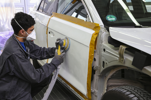 Bild vergr&ouml;&szlig;ern: Unfallschäden am Auto  - Jeder Fünfte war 2024 betroffen 