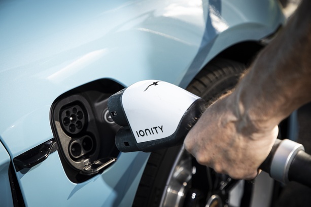 Bild vergr&ouml;&szlig;ern: Internationale Energieagentur   - Stromverbrauch steigt – wegen E-Auto und Klimaanlagen  